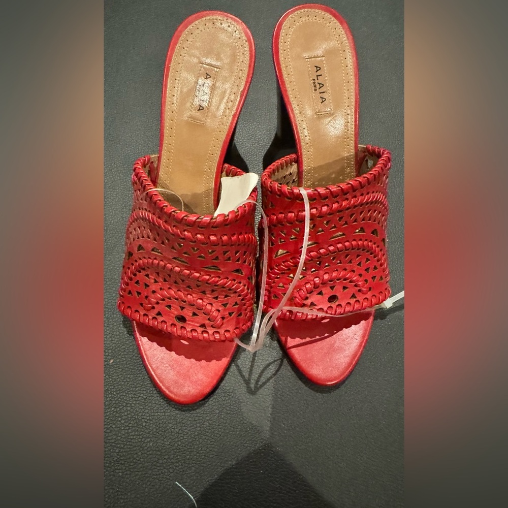 Ready for the summer with these beautiful Alaia heels.